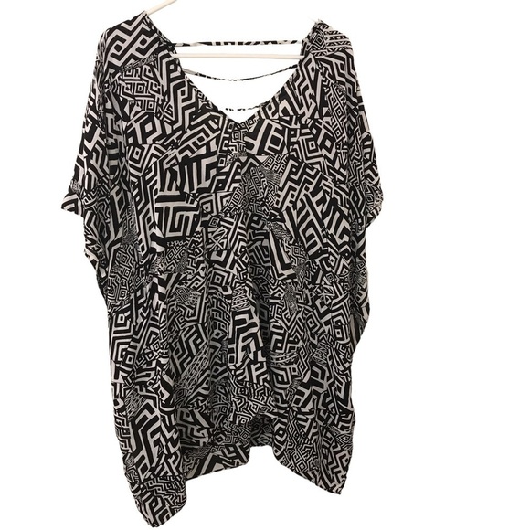 3/$15 Kenneth Cole black and white geometric print kimono oversized top - Picture 1 of 9
